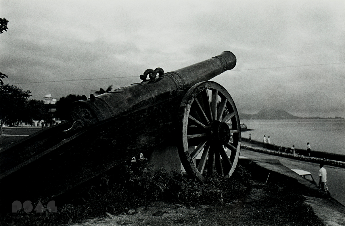 The Sri Rambai A Dutch cannon on Fort CornWallis A British Fort